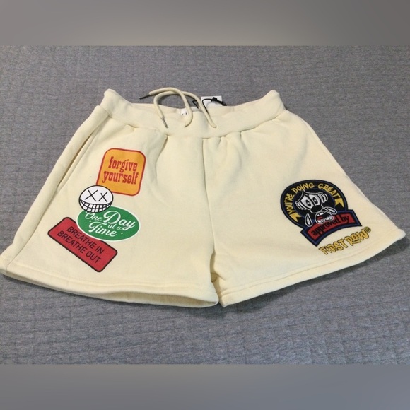 First Row Pants - First Row Women’s Graphic Fleece Cream Shorts Size M